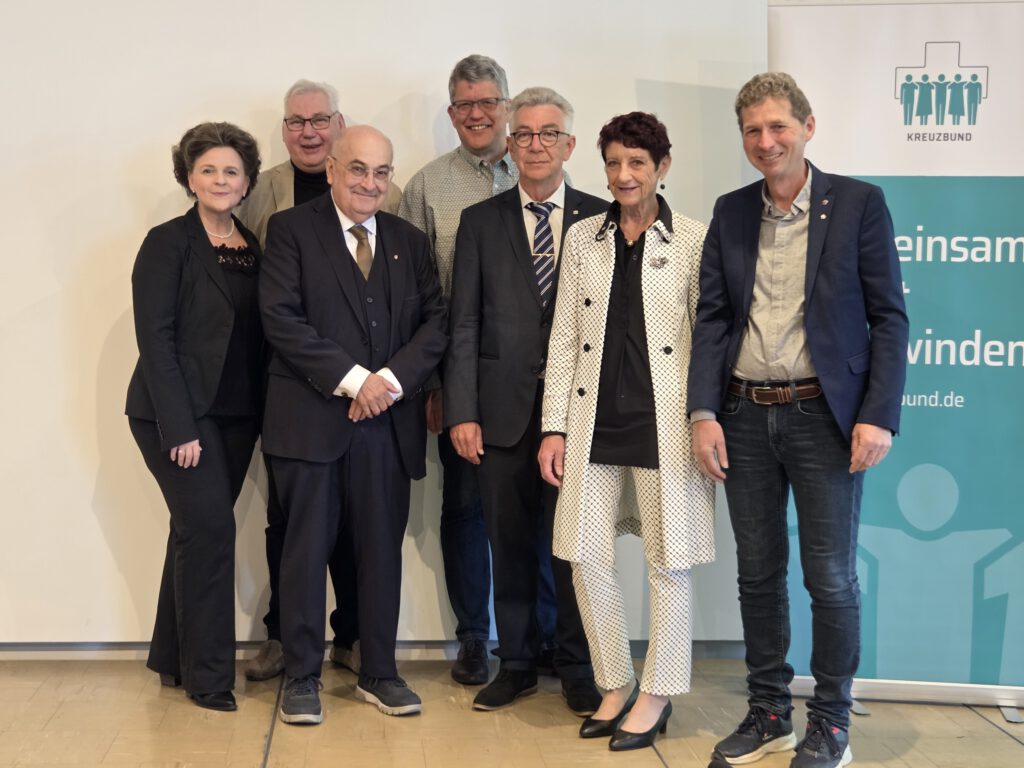 Foto: Der Bundesvorstand mit Bundesgeschäftsführerin Dr. Daniela Ruf (links) und Wolfgang Klose (hinten Mitte), zuständiger Referatsleiter beim Deutschen Caritasverband (DCV)
